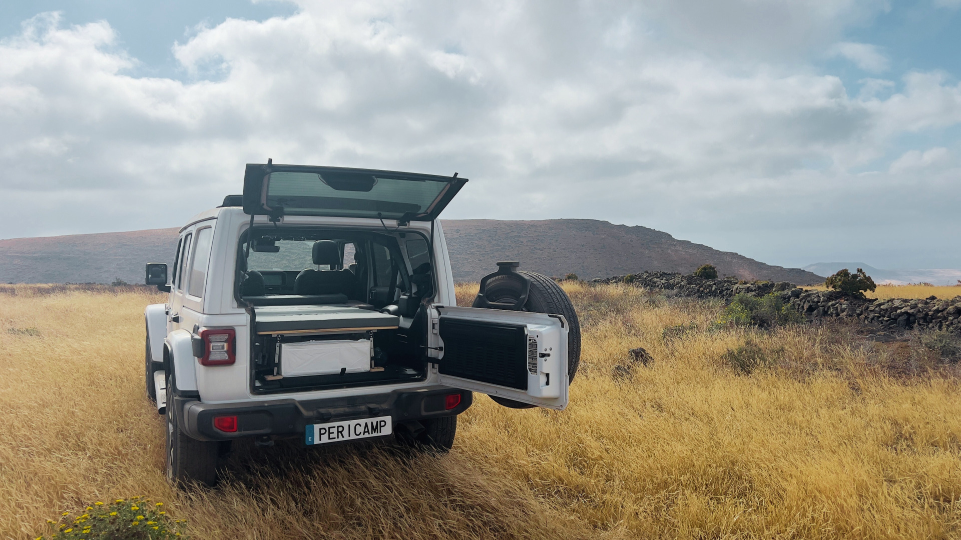 Kit camper Pericamp: cama para coche montada en SUV en plena naturaleza